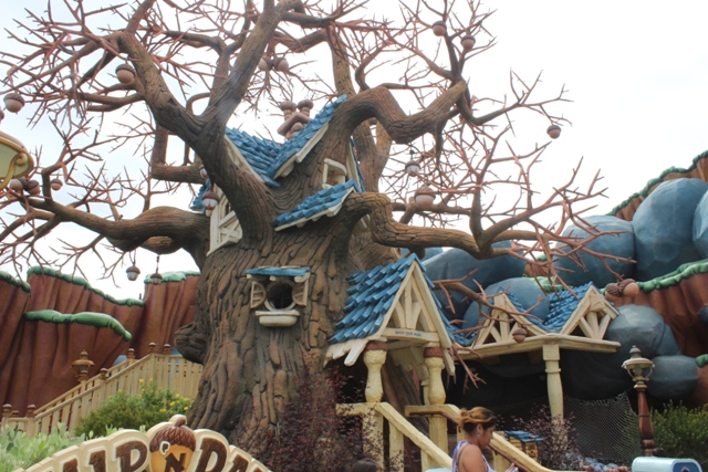 Chip N Dales Treehouse Mickeys Toontown Theatre Fantasyland Disneyland